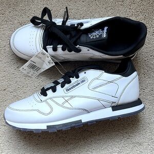 NWT Reebok classic Youth 6.5/ fit like women’s size 8